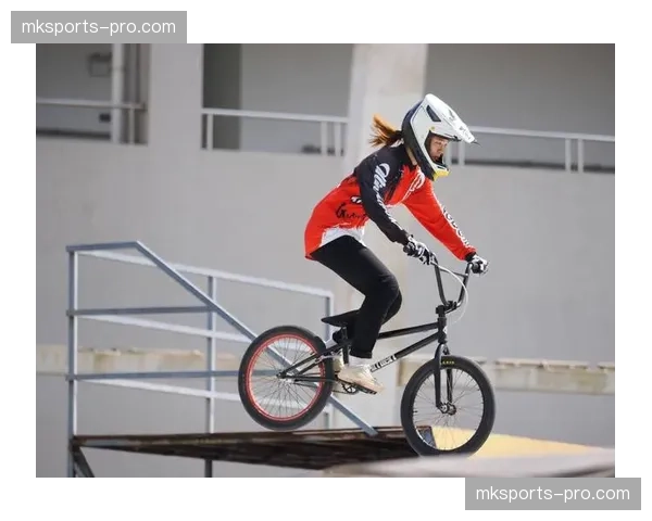 广东省黄村体育训练中心小轮车队成员郭景豪进校园开展技术指导